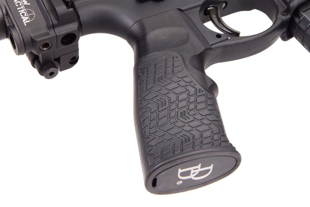 Daniel Defense DDM4V7P comes with a solid stippled pistol grip