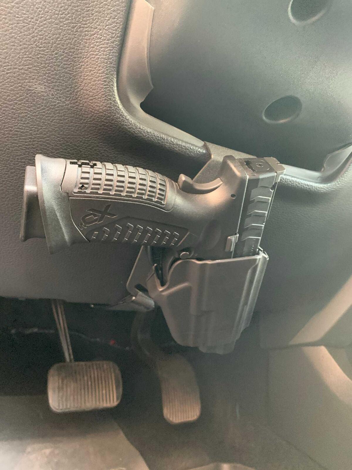 Vehicle handgun mount for concealed carry in car