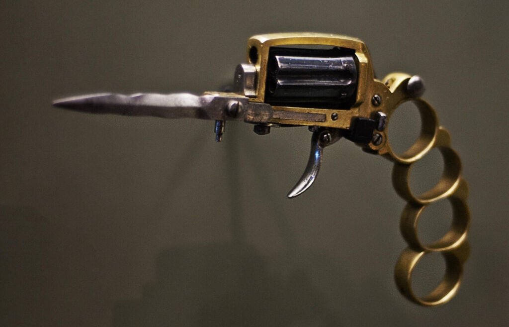 The Strangest Military Weapons Ever Built 3 The Apache: a revolver, knuckle-duster, and knife that did all three badly. Photo: Latente, CC BY-SA 2.0, via Wikimedia Commons.