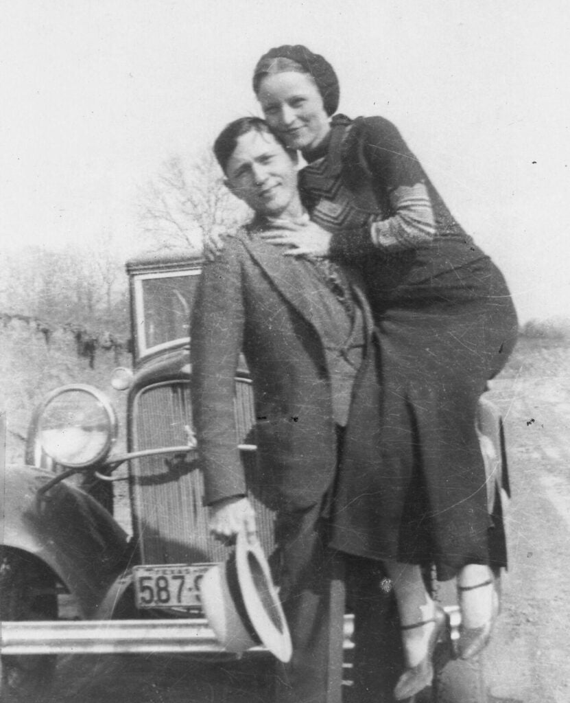 Prohibition Gangster Guns: The Tommy Gun and the Chicago Typewriter 4 Bonnie and Clyde. Clyde's favorite gun was a sawed-down military BAR.