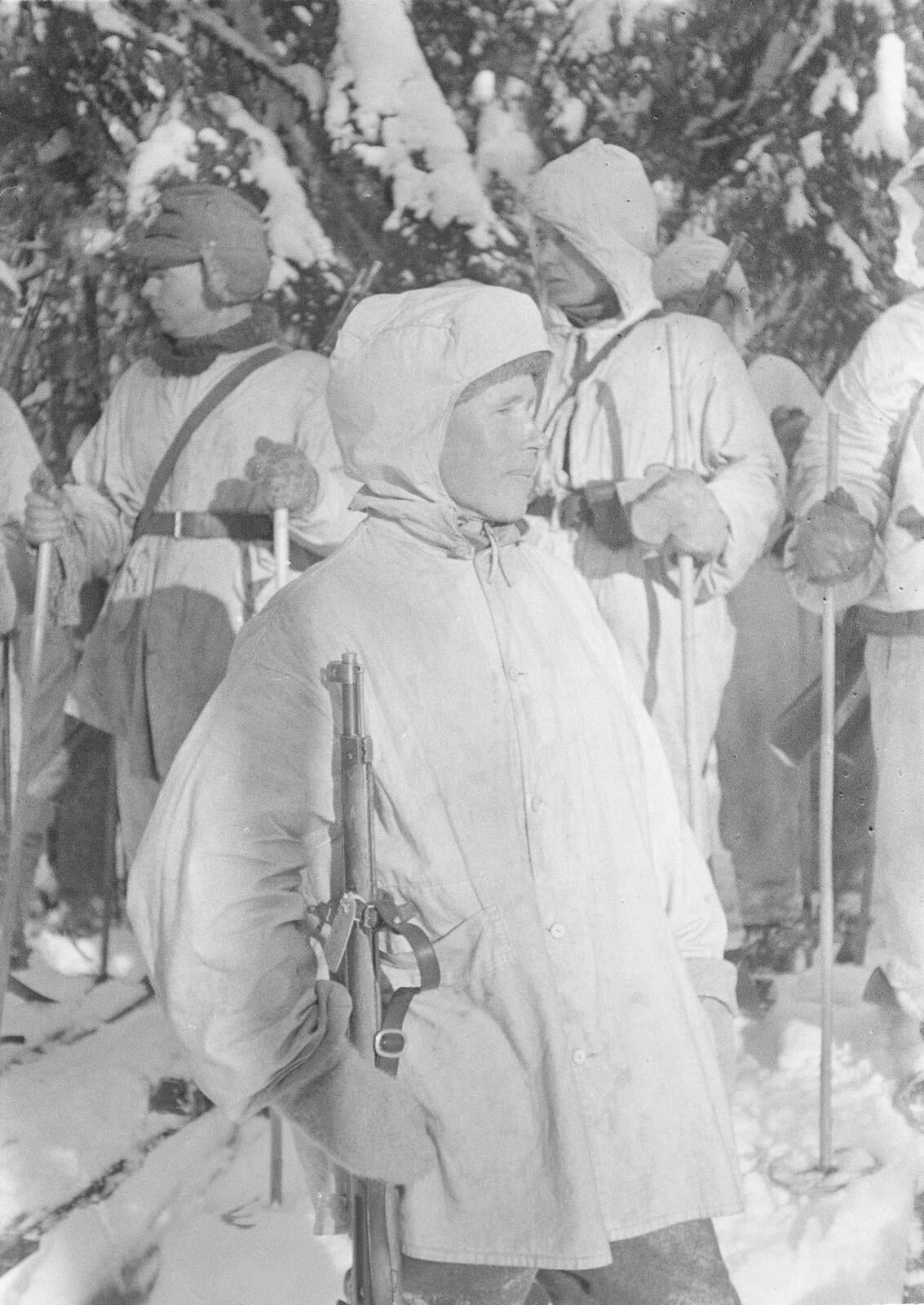 The Longest Confirmed Sniper Kills in History 4 Finnish sniper Simo Hayha in winter camouflage, 1940