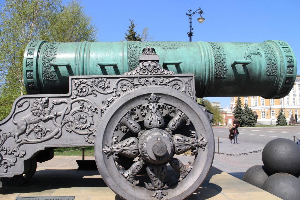 The Biggest Guns Ever Built 3 The Tsar Cannon, cast in 1586, never fired in war. Photo: Suicasmo, CC BY-SA 4.0, via Wikimedia Commons.