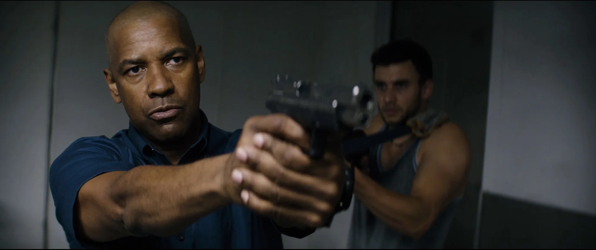Robert McCall holding Andri at gunpoint with Andri's own Springfield Armory XD pistol in The Equalizer