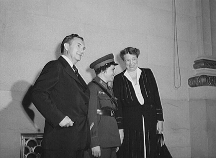 Lyudmila Pavlichenko in uniform between Justice Robert Jackson and First Lady Eleanor Roosevelt in Washington, September 1942