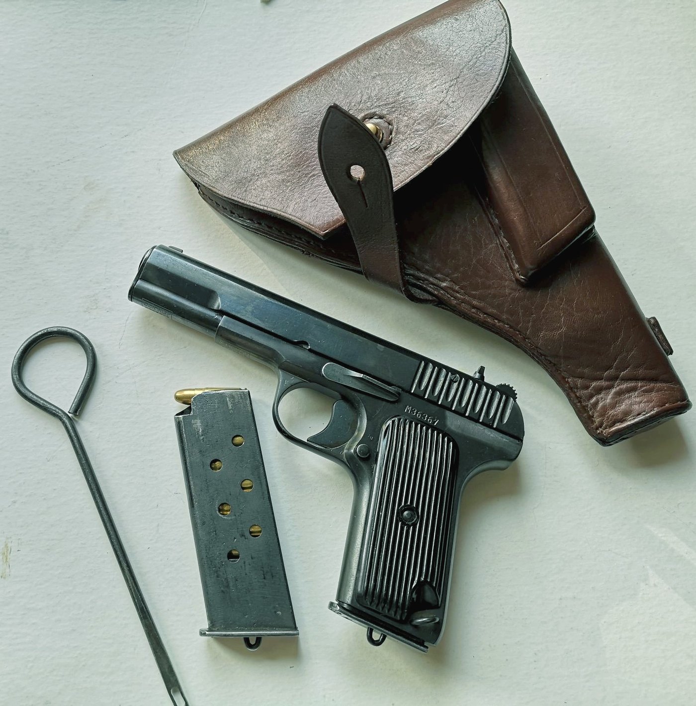Polish wz. 33 Tokarev pistol made at Radom in 1951, shown with its magazine, cleaning rod and leather holster