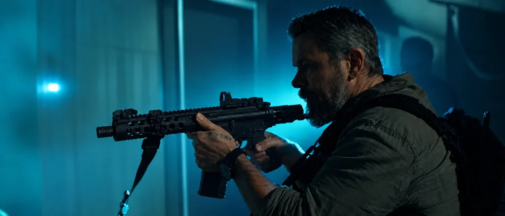 Dumars shouldering the short-barreled Troy M7A1 PDW in The Rip