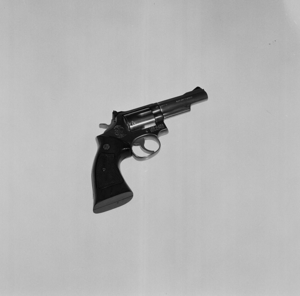 Black and white 1986 record photo of a Smith and Wesson .357 Combat Magnum revolver for the Royal Netherlands Navy