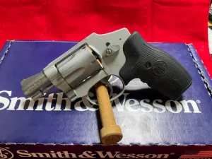 SMITH & WESSON 642 AIRWEIGHT CRIMSON TRACE LASERGRIPS